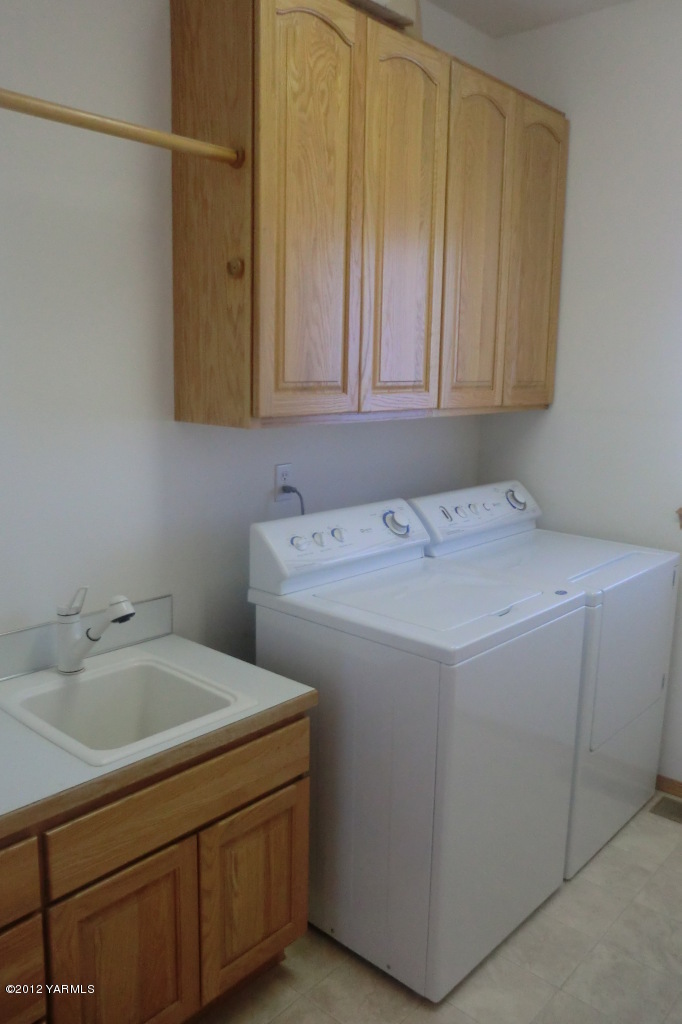 12113 West Barrett Road Yakima, WA 98908 - Photo 31 of 36 a utility room with dryer and washer