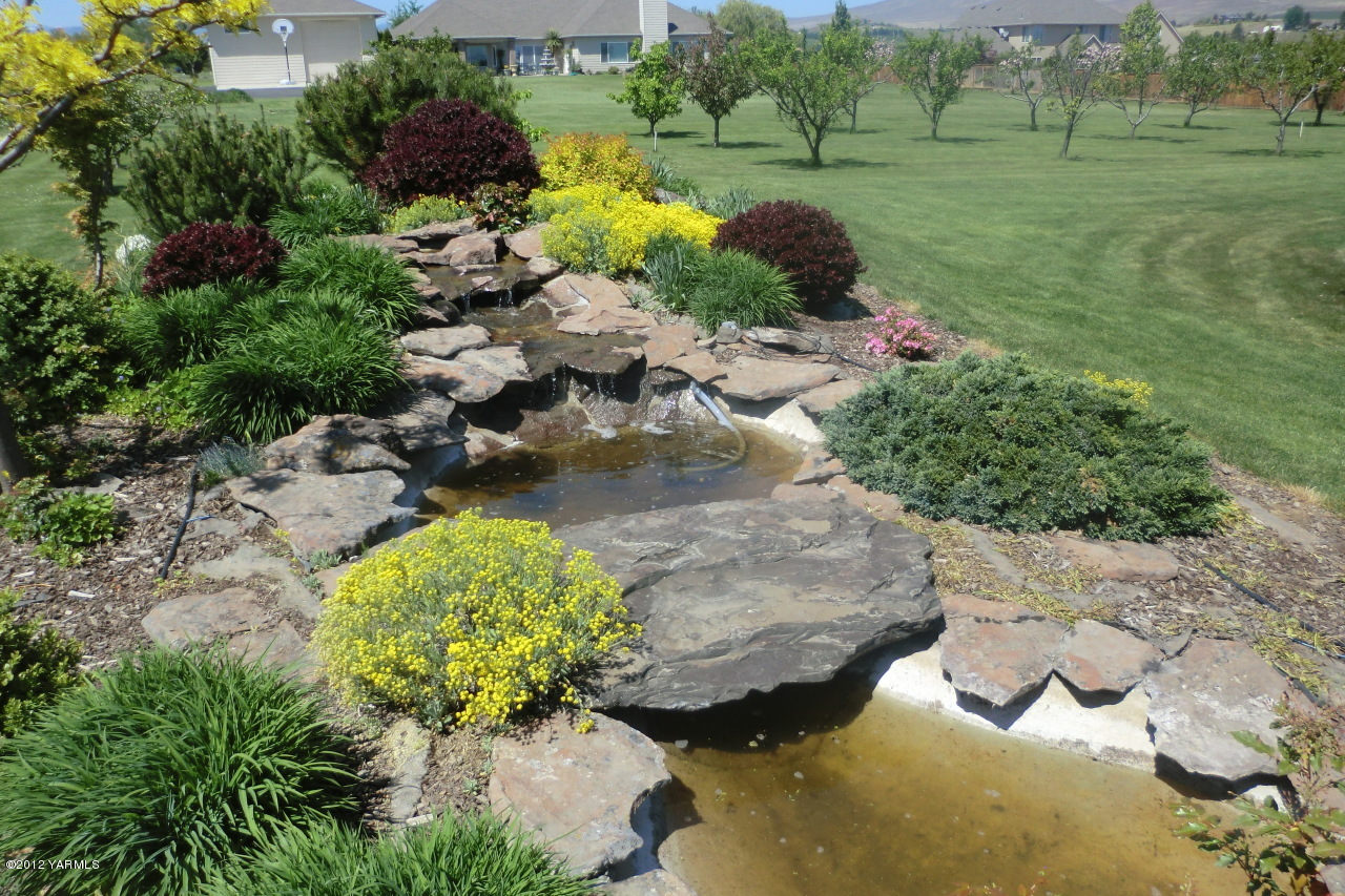 12113 West Barrett Road Yakima, WA 98908 - Photo 34 of 36 a view of a garden with a fountain