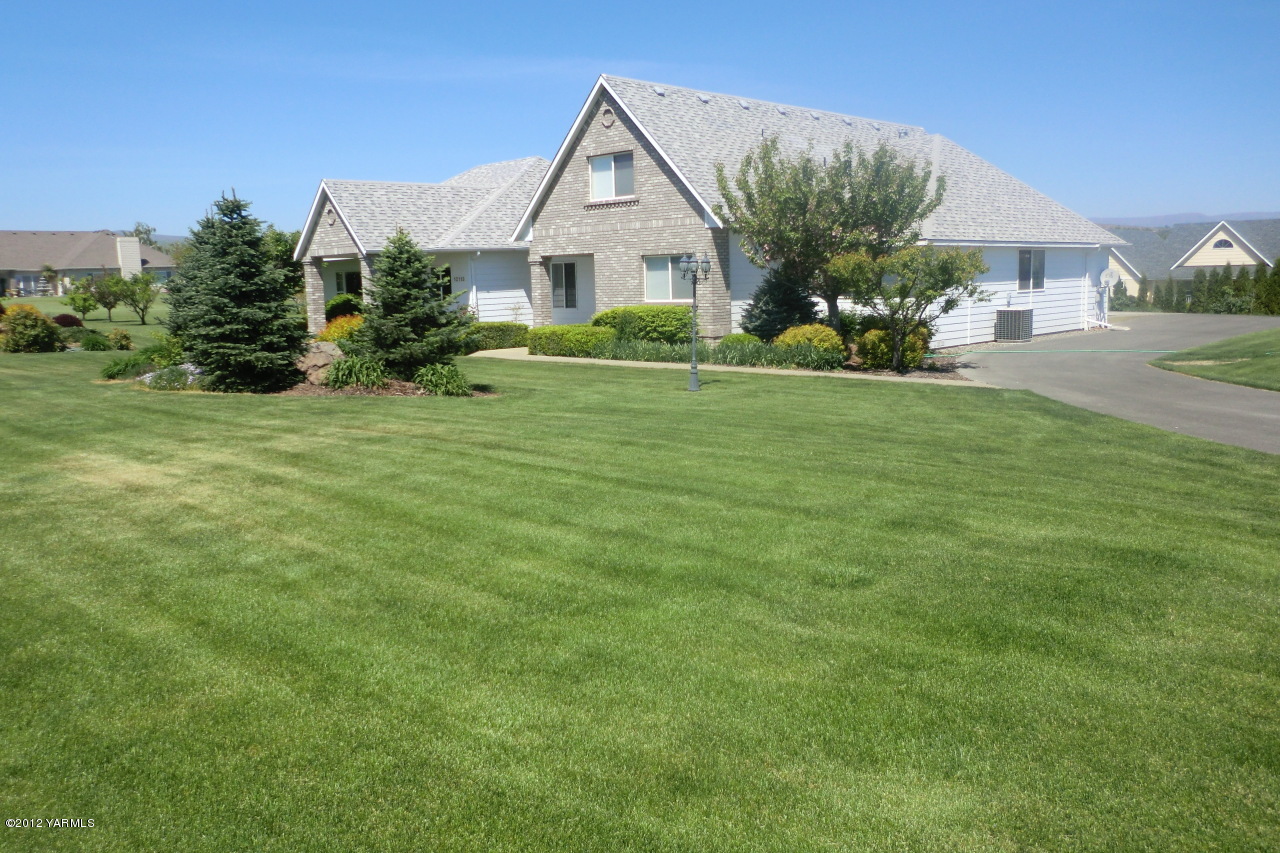12113 West Barrett Road Yakima, WA 98908 - Photo 36 of 36 a front view of a house with a yard and green space