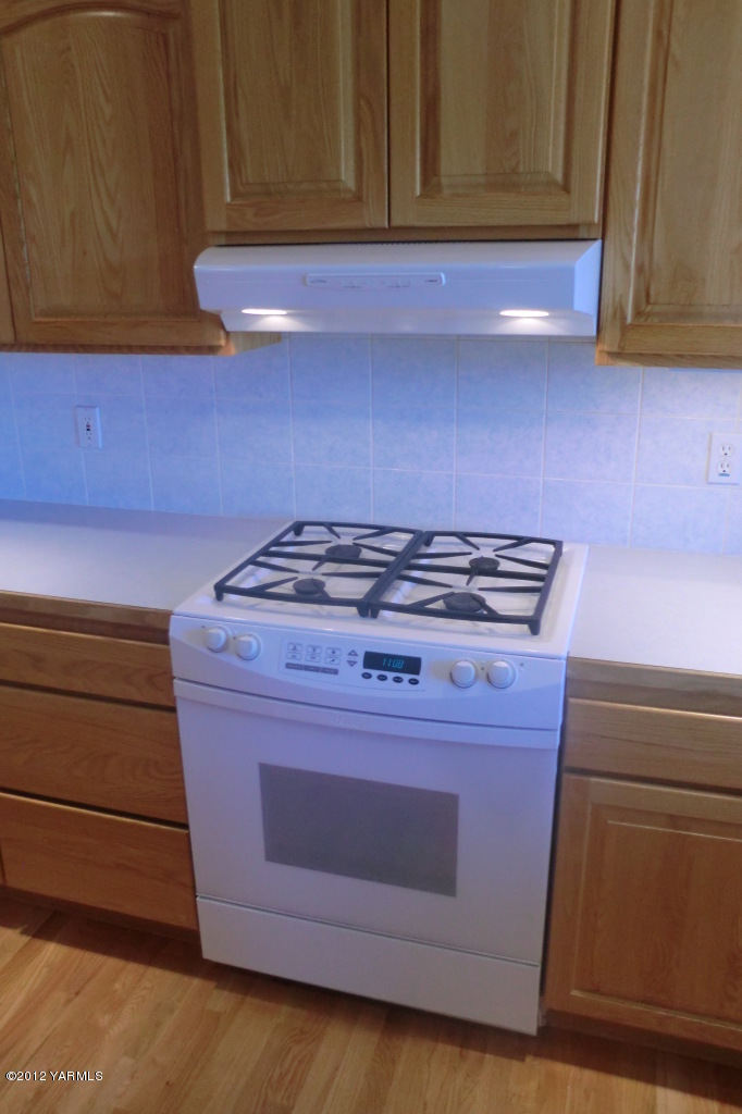 12113 West Barrett Road Yakima, WA 98908 - Photo 8 of 36 a stove top oven sitting inside of a kitchen