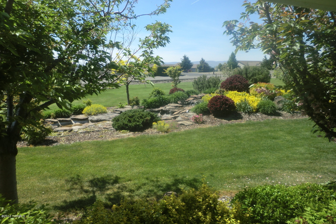 12113 West Barrett Road Yakima, WA 98908 - Photo 10 of 36 a view of a green field with lots of bushes