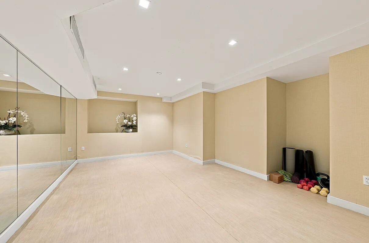 200 Rector Place, Unit 12D Manhattan, NY 10280 - Photo 15 of 17 Gallery Image 15