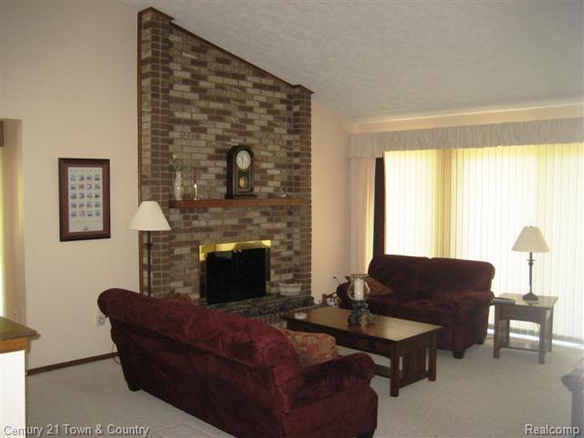 805 Stag Ridge Road Rochester, MI 48309 - Photo 15 of 24 Great room /fireplace