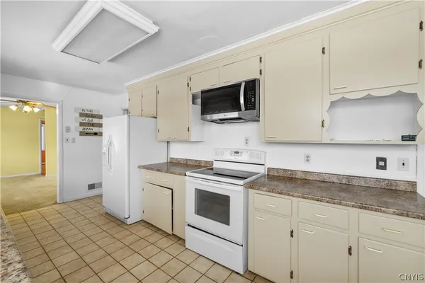 $325,000 | 38 Forest Road, New Hartford, NY 13501