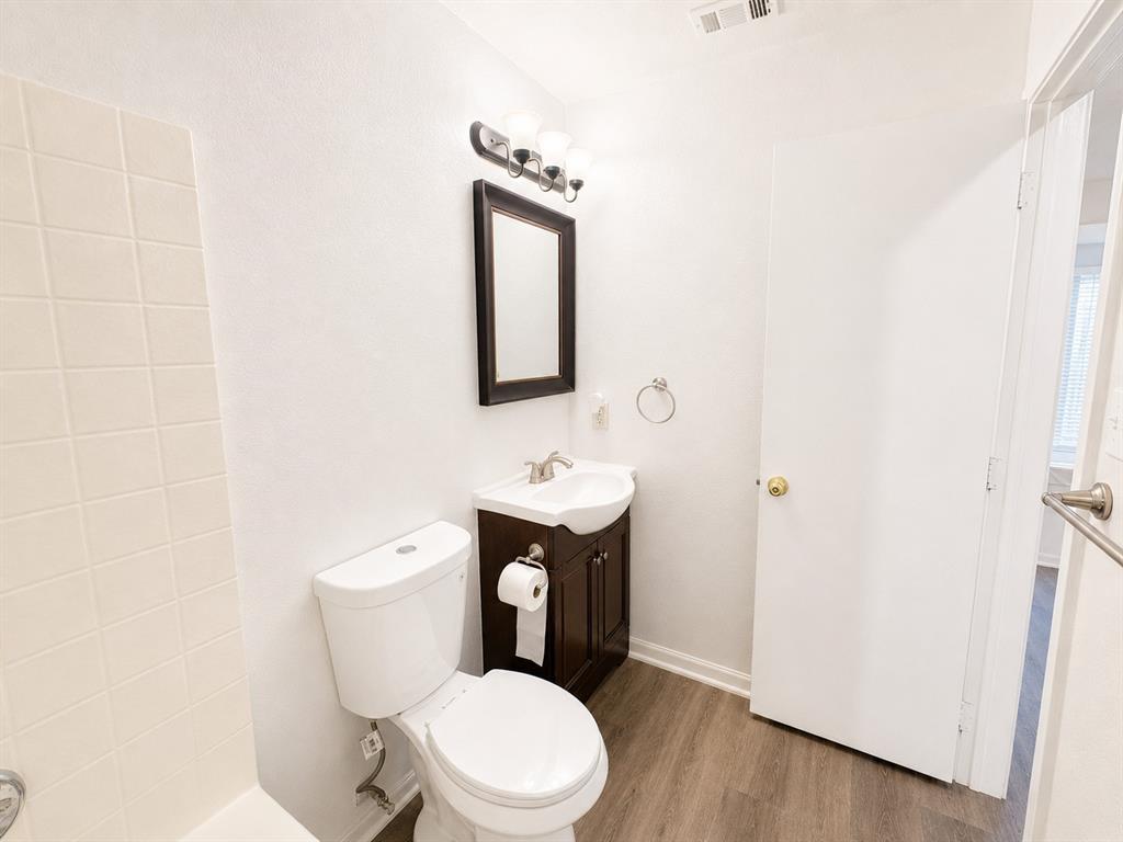 515 Haymarket Road Dallas, TX 75217 - Photo 11 of 15 Bathroom