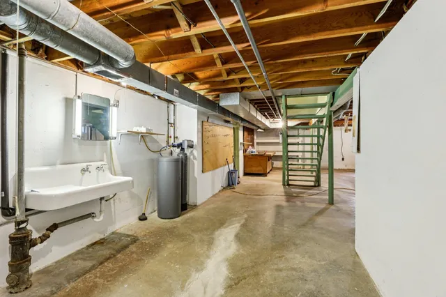 $349,000 | 401 3rd Street, New Glarus, WI 53574