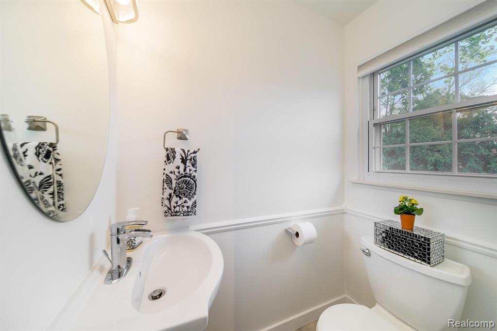 28430 Ridgebrook Road Farmington Hills, MI 48334 - Photo 13 of 23