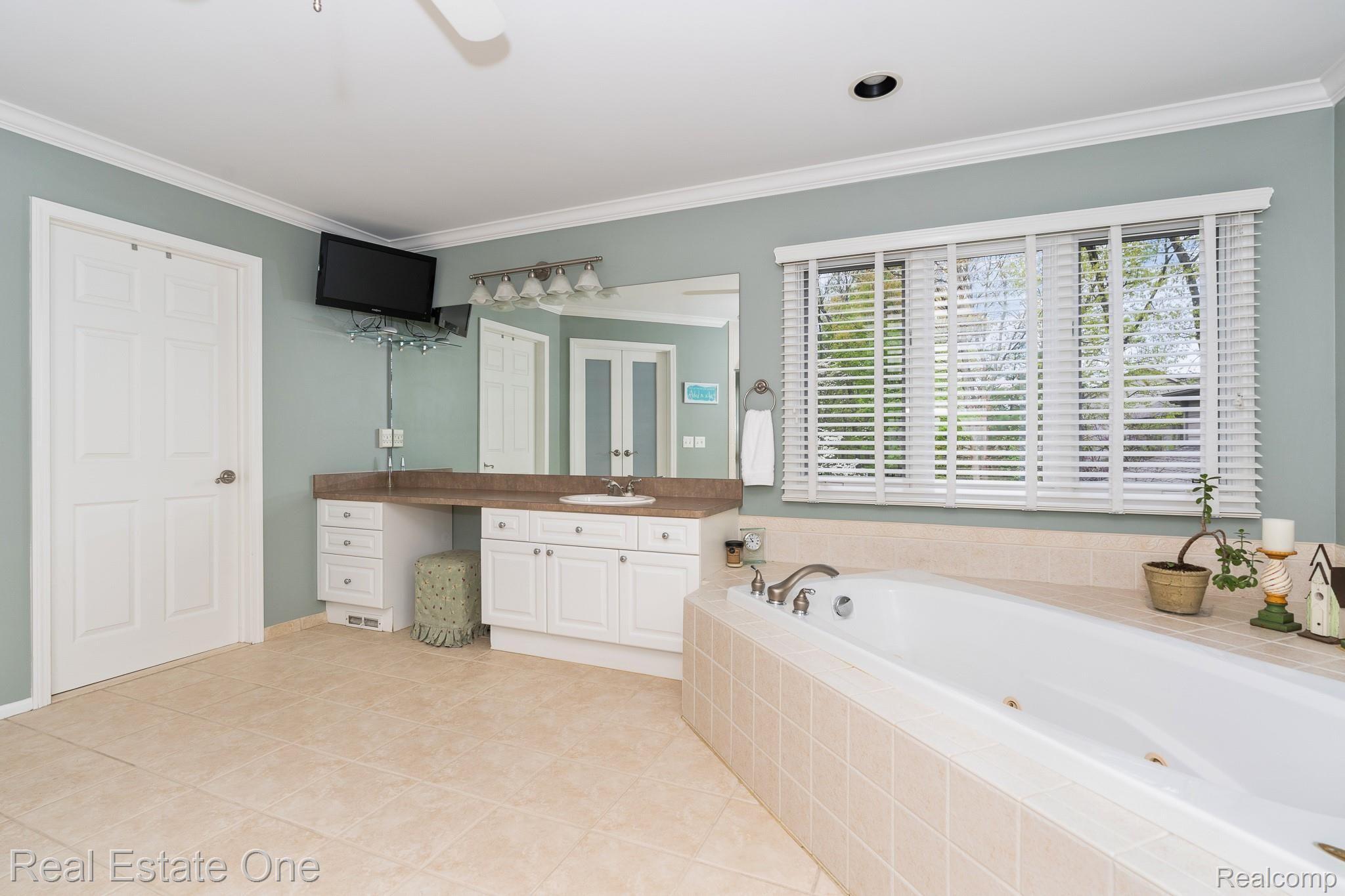 1177 Chesapeake Rochester, MI 48307 - Photo 29 of 63 Chesapeake MLS-W030.jpg