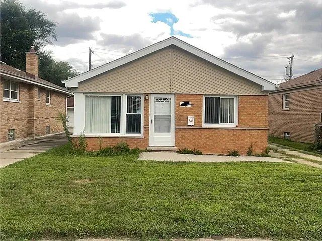 a view of a house with a yard