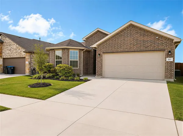 $333,900 | 221 Oldcastle Way, Fort Worth, TX 76052