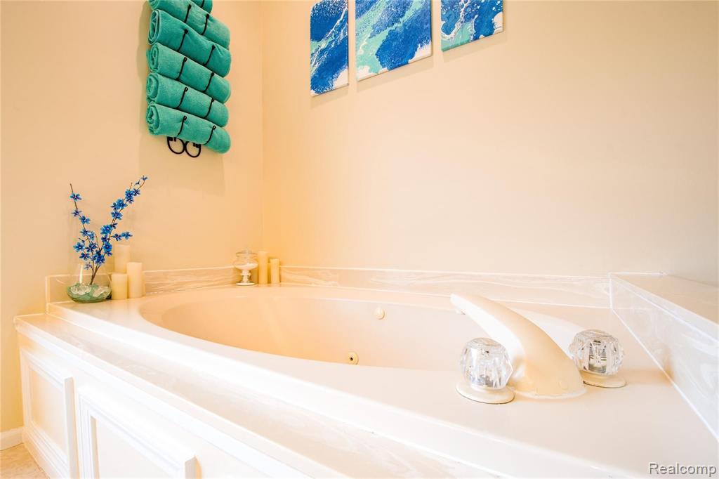 46475 Inverness Road Canton, MI 48188 - Photo 16 of 29 Gallery Image 16