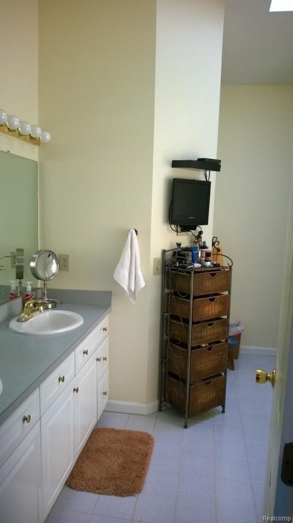 4678 Cedar Lake Road Howell, MI 48843 - Photo 18 of 21 4678 cedar master bath 2.jpg