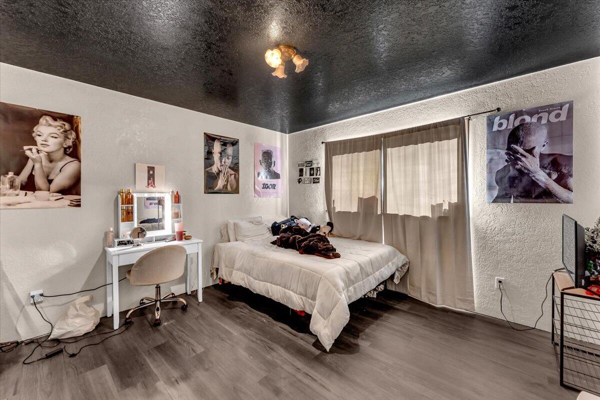 13160 Bear Mountain Road Redding, CA 96003 - Photo 16 of 40 a bedroom with a bed and a desk