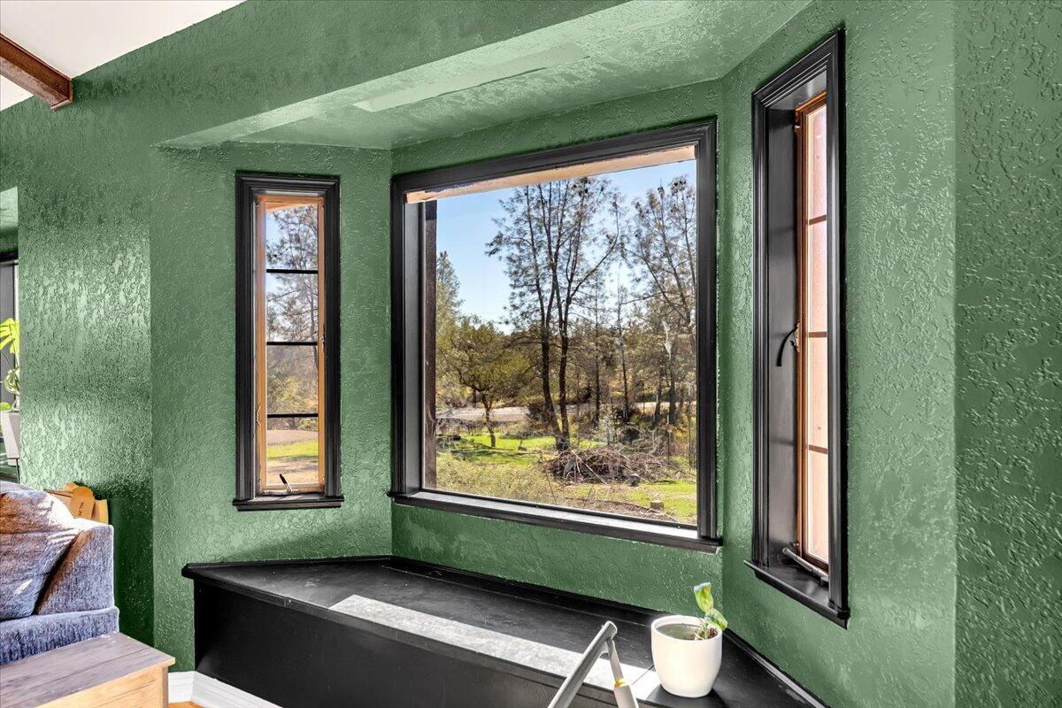 13160 Bear Mountain Road Redding, CA 96003 - Photo 29 of 40 a room with furniture and a window