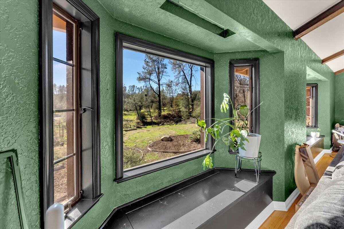 13160 Bear Mountain Road Redding, CA 96003 - Photo 30 of 40 a garden view with a seating space