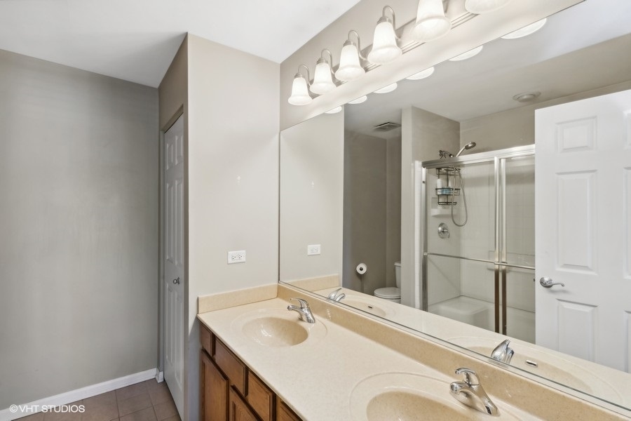 990 Oak Ridge Boulevard Elgin, IL 60120 - Photo 11 of 19 a spacious bathroom with a granite countertop sink mirror and double