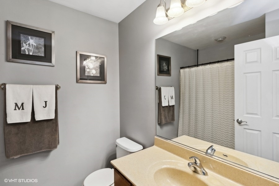 990 Oak Ridge Boulevard Elgin, IL 60120 - Photo 13 of 19 a bathroom with a sink a toilet and shower