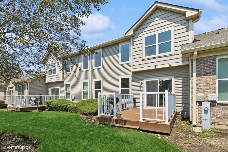 990 Oak Ridge Boulevard Elgin, IL 60120 - Photo 19 of 19 a view of outdoor space yard and front view of a house