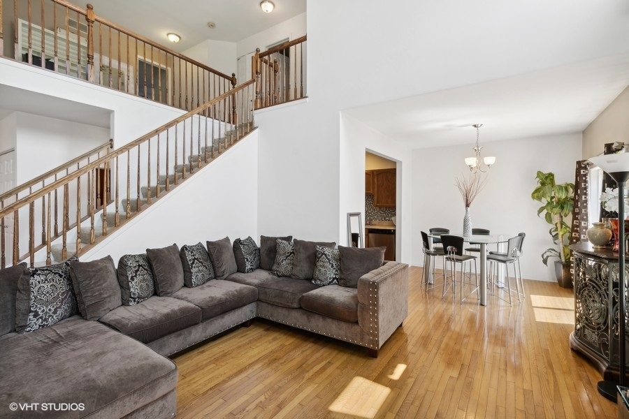 990 Oak Ridge Boulevard Elgin, IL 60120 - Photo 4 of 19 a living room with furniture and wooden floor