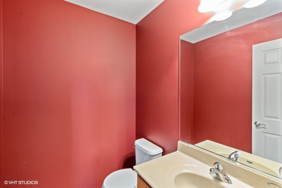 990 Oak Ridge Boulevard Elgin, IL 60120 - Photo 8 of 19 a bathroom with a granite countertop toilet and a sink