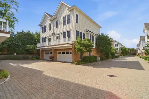 $899,000 | 23 Mariners Walk, Oyster Bay, NY 11771