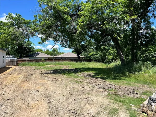 a view of a water pond with green yard