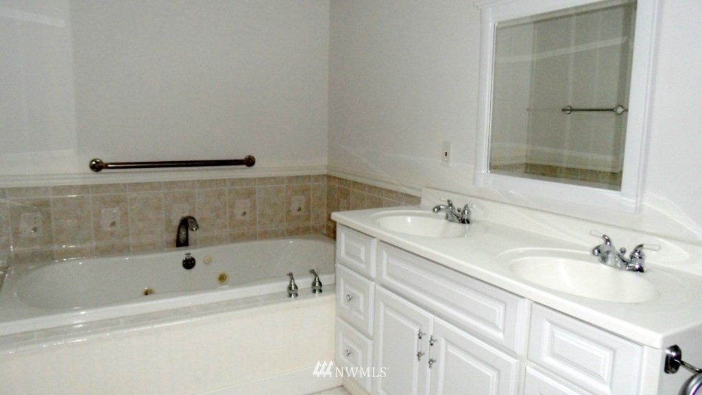 2255 Northeast Riddell Road Bremerton, WA 98310 - Photo 9 of 14 Gallery Image 9