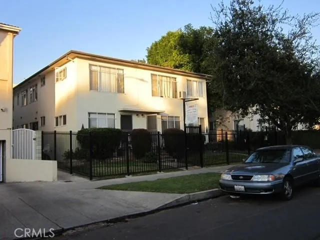 a car parked in front of white house