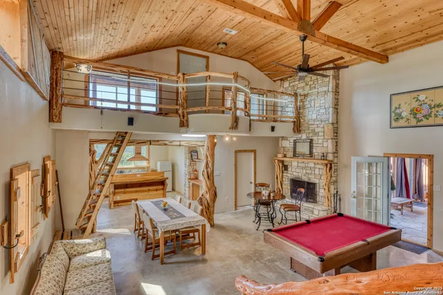 a view of entryway with a ceiling fan