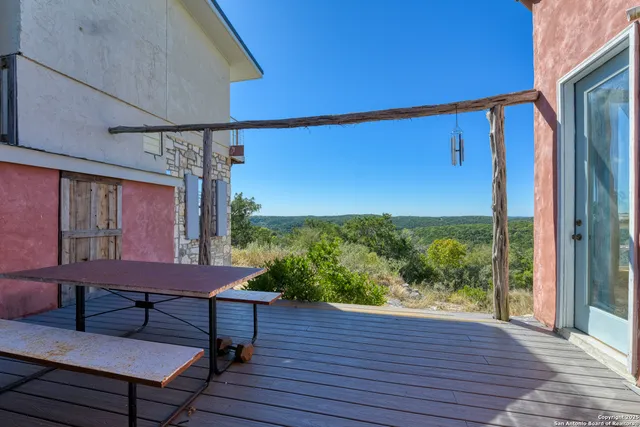 a view of a pathway of a house with wooden fence