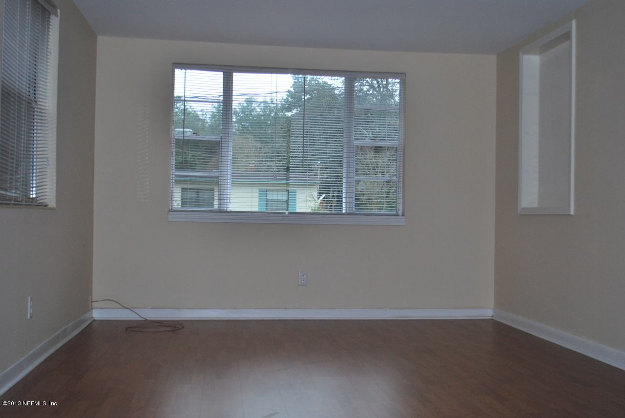 2915 Christopher Road Jacksonville, FL 32217 - Photo 10 of 26 an empty room with a window