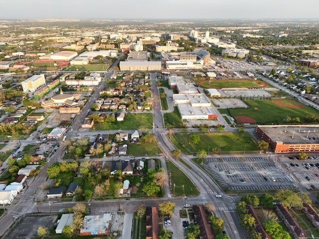 3522 Sampson Street Houston, TX 77004 - Photo 15 of 18 an aerial view of residential houses with outdoor space