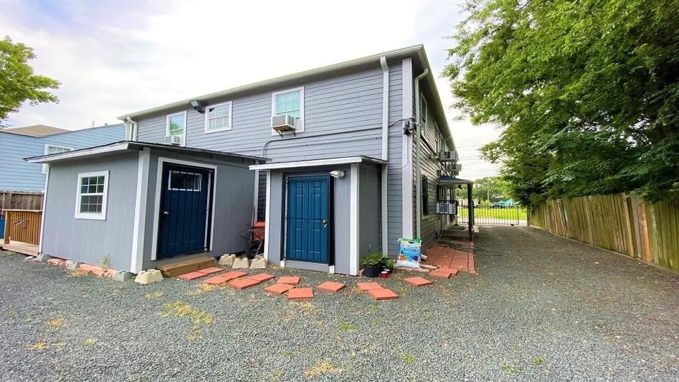 3522 Sampson Street Houston, TX 77004 - Photo 4 of 18 a view of a house with backyard and tree