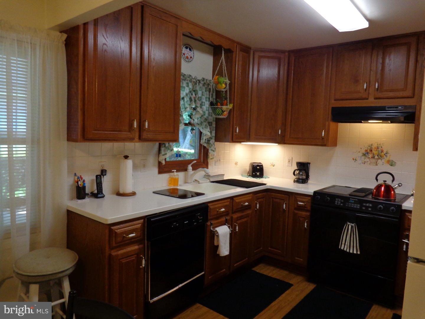 29 Cardinal Road Levittown, PA 19057 - Photo 7 of 25 Kitchen