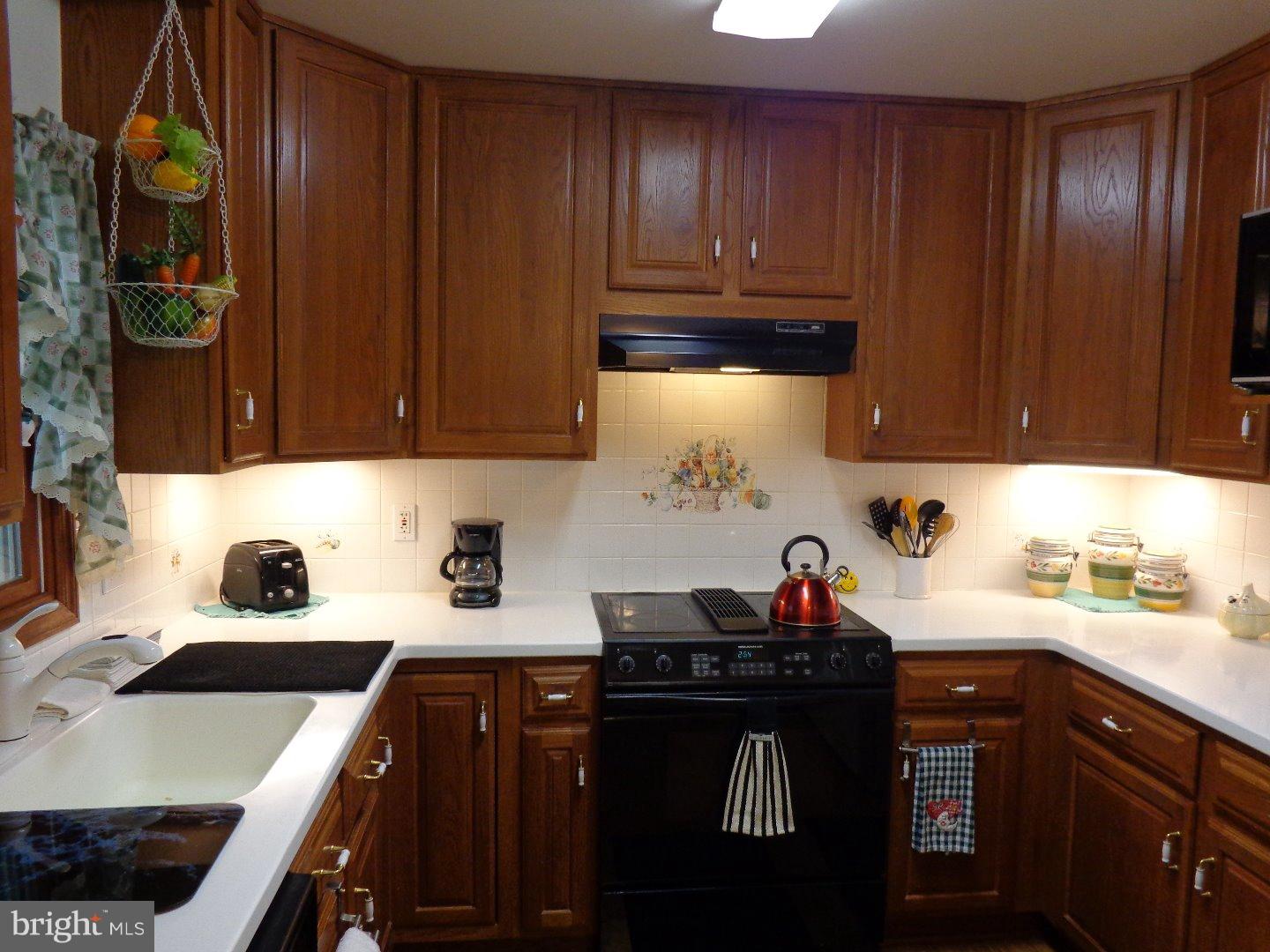 29 Cardinal Road Levittown, PA 19057 - Photo 8 of 25 Kitchen