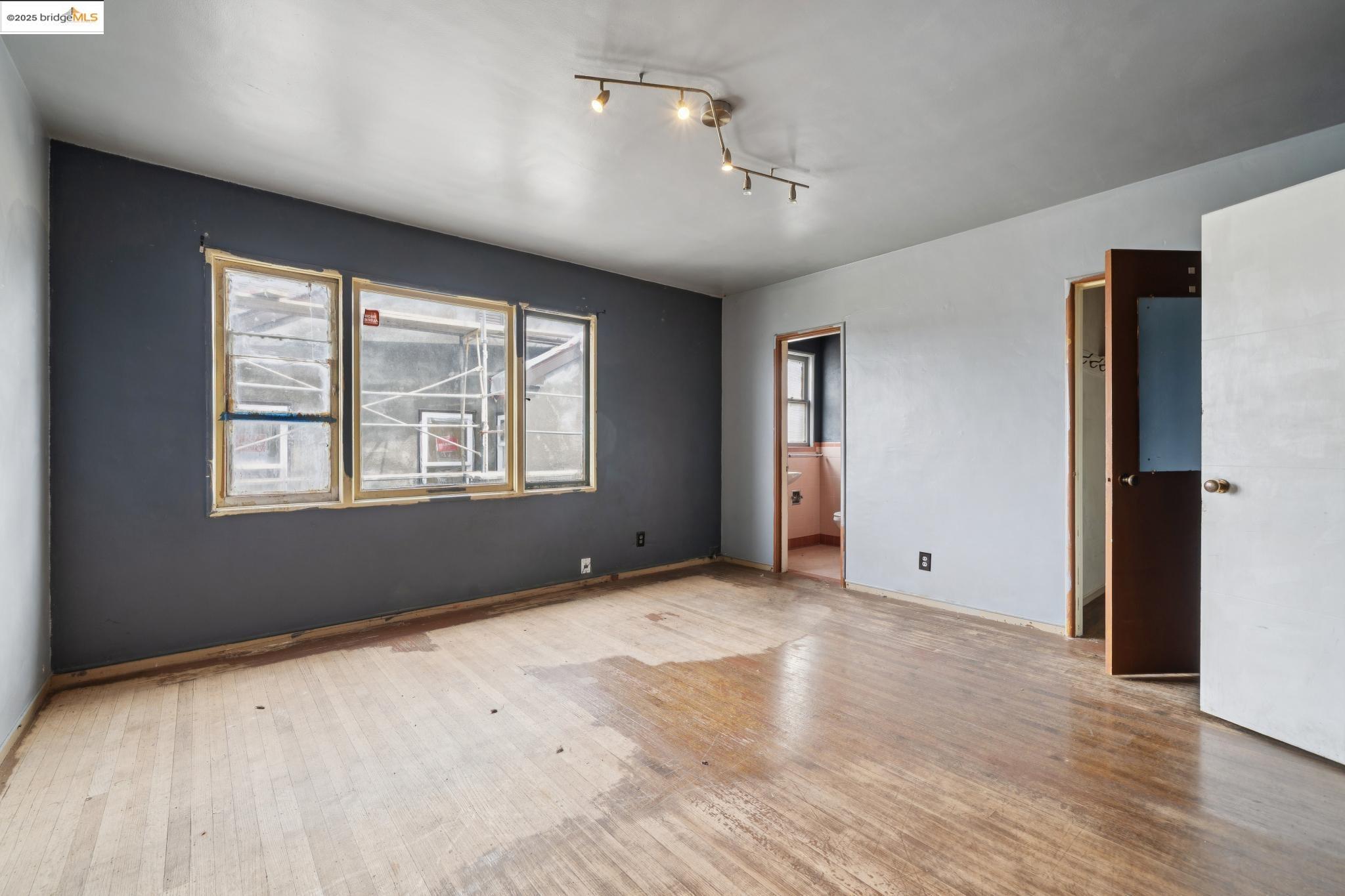 521 Merritt Avenue Oakland, CA 94610 - Photo 17 of 27 a view of an empty room with a window