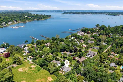 $4,345,000 | 2 Shore Drive, Manhasset, NY 11030