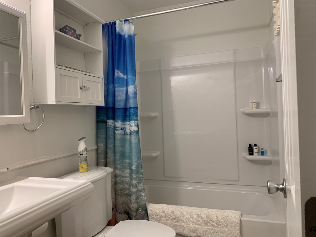 407 East 45th Street, Unit 116 Austin, TX 78751 - Photo 11 of 19 Full bath featuring shower / tub combo with curtain and toilet