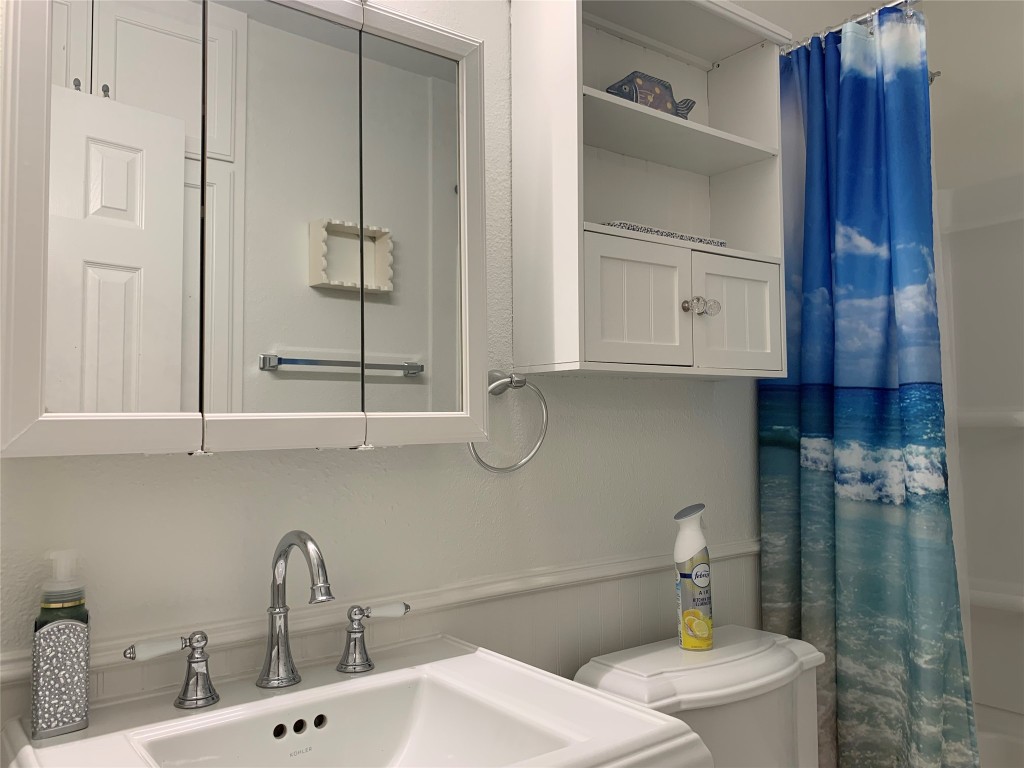 407 East 45th Street, Unit 116 Austin, TX 78751 - Photo 10 of 19 Bathroom featuring toilet and shower / tub combo with curtain