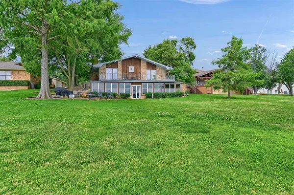 $1,100,000 | 105 Cheyenne Drive, Lake Kiowa, TX 76240