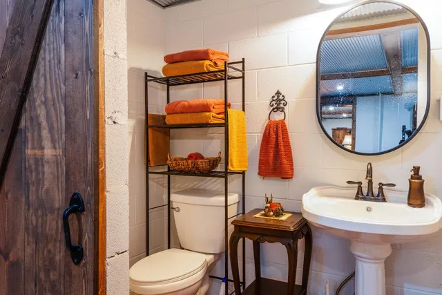 a view of the entrance front of the house