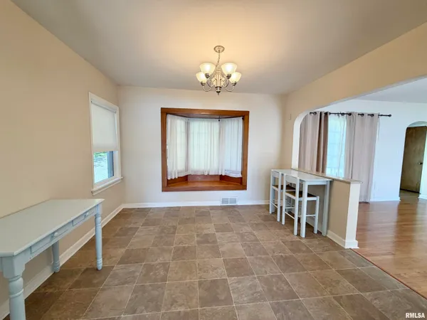 $2,600 | 136 East Hazel Dell Lane, Springfield, IL 62712