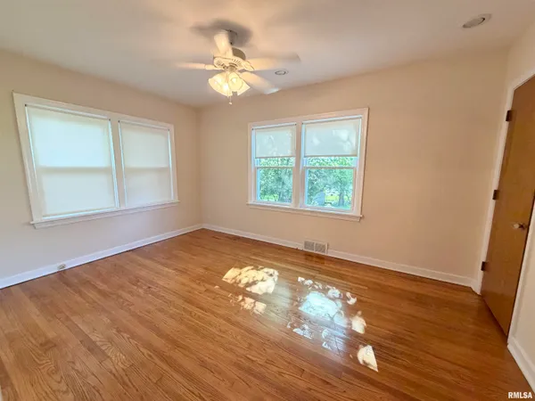 $2,600 | 136 East Hazel Dell Lane, Springfield, IL 62712