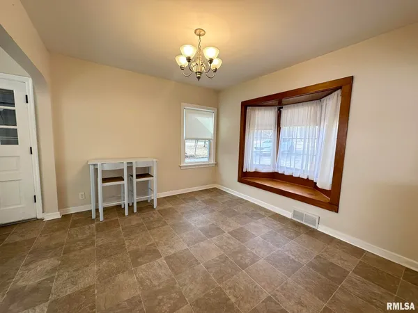 $2,600 | 136 East Hazel Dell Lane, Springfield, IL 62712