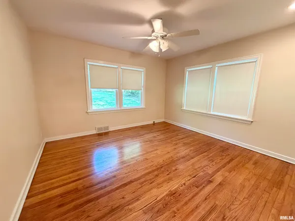$2,600 | 136 East Hazel Dell Lane, Springfield, IL 62712