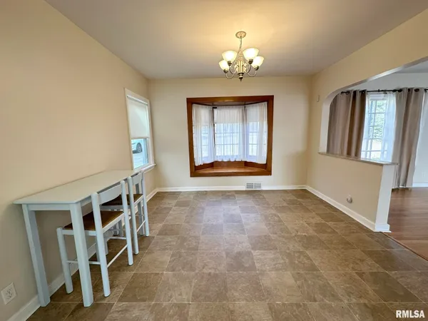 $2,600 | 136 East Hazel Dell Lane, Springfield, IL 62712