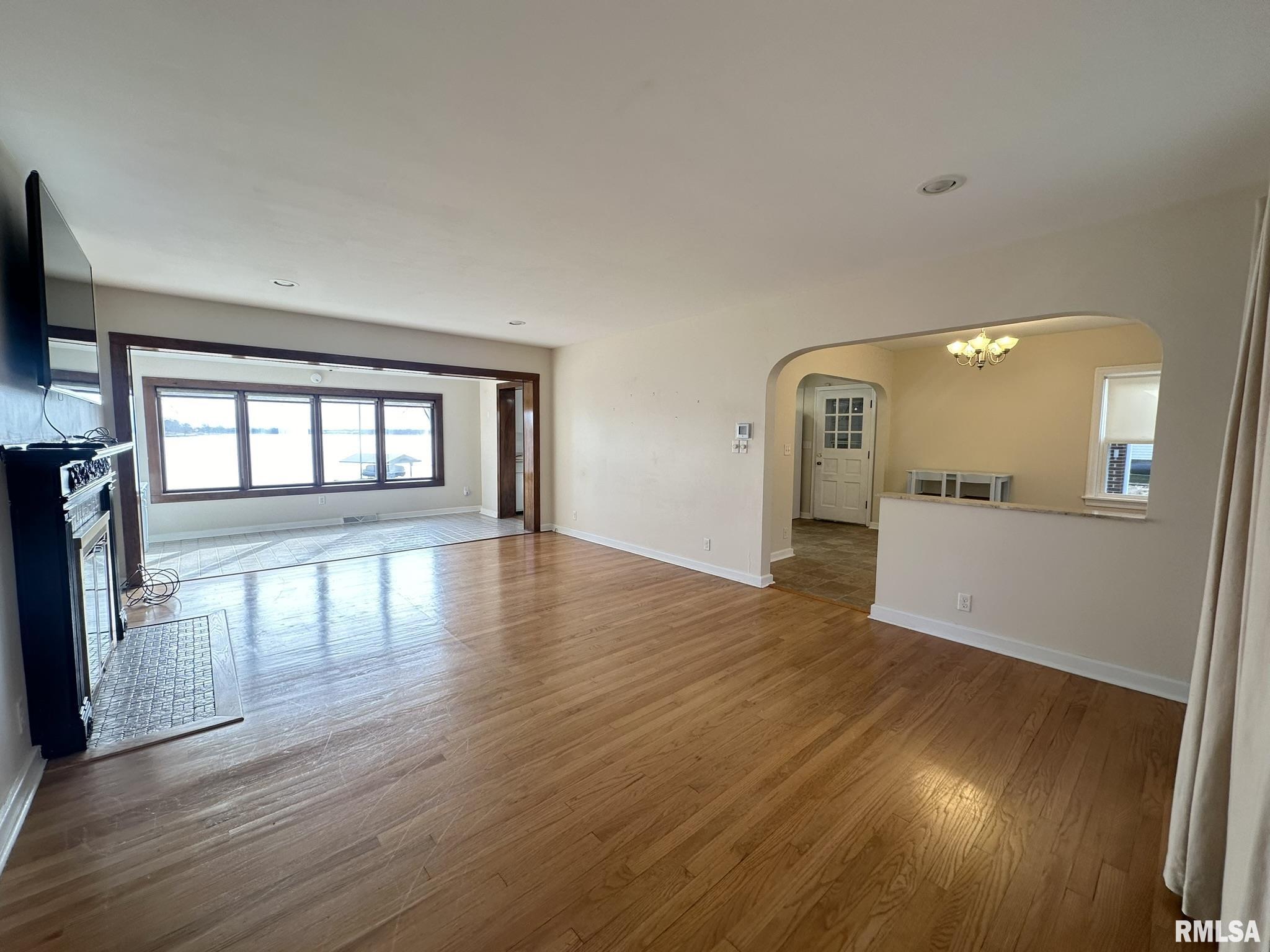 136 East Hazel Dell Lane Springfield, IL 62712 - Photo 5 of 37