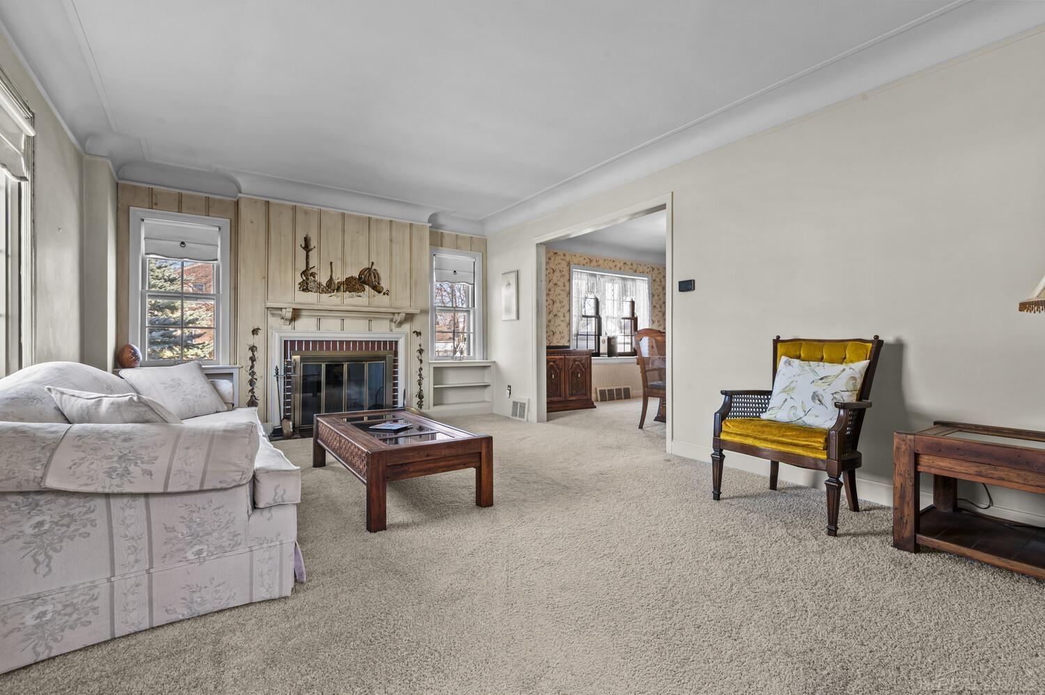 1489 Roslyn Road Grosse Pointe, MI 48236 - Photo 3 of 32 50135751-78f0537a-7fee-4c1a-ad5b-00b611e6b2b8.JPG