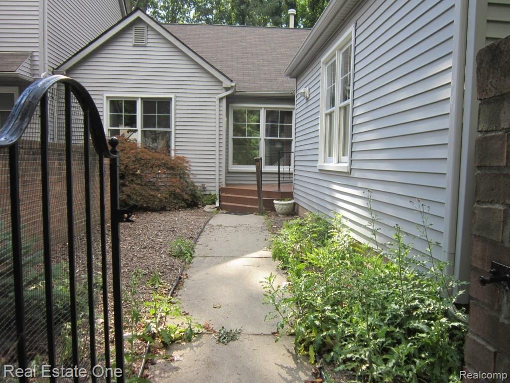 23063 Farmington Road Farmington, MI 48336 - Photo 4 of 37