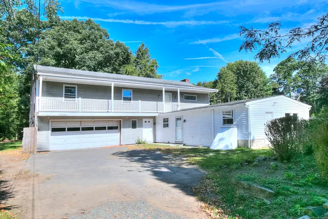 a view of a yard in front of house